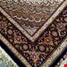 اندازه قالیچه 3 متری 40 رج با پشم مرینوس پرویزیان (7لا) طرح گل 50 رج تک گره ترکی (تضمینی) رنگ متن سرمه ای، حاشیه سرمه ای و ترنج شرابی11 متن رنگی 28 رنگ پشم و 3 رنگ ابریشم جدیدترین نقشه ماهی کمال الملک خوی رنگرزی شده توسط دستگاه اشلاپ فورس با پودر صیبای آلمانی تضمین کیفیت بافت همراه با قید در فاکتور    