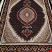  اندازه قالیچه 3 متری 40 رج با پشم مرینوس پرویزیان (7لا) طرح گل 50 رج تک گره ترکی (تضمینی) رنگ متن سرمه ای، حاشیه سرمه ای و ترنج شرابی11 متن رنگی 28 رنگ پشم و 3 رنگ ابریشم جدیدترین نقشه ماهی کمال الملک خوی رنگرزی شده توسط دستگاه اشلاپ فورس با پودر صیبای آلمانی تضمین کیفیت بافت همراه با قید در فاکتور     