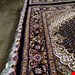  اندازه جفت کناره 3  متری 40 رج با پشم مرینوس پرویزیان (7لا) طرح گل 50 رج تک گره ترکی (تضمینی) رنگ متن و حاشیه سرمه ای و ترنج پیازی 9 متن رنگی 28 رنگ پشم و 3 رنگ ابریشم جدیدترین نقشه ماهی کمال الملک خوی رنگرزی شده توسط دستگاه اشلاپ فورس با پودر صیبای آلمانی تضمین کیفیت بافت همراه با قید در فاکتور   