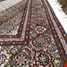  اندازه جفت 6 متری 40 رج با پشم مرینوس پرویزیان (7لا) طرح گل 50 رج تک گره ترکی (تضمینی) رنگ متن کرم، حاشیه افسری و ترنج پیازی 13 متن رنگی 28 رنگ پشم و 3 رنگ ابریشم جدیدترین نقشه ماهی کمال الملک خوی رنگرزی شده توسط دستگاه اشلاپ فورس با پودر صیبای آلمانی تضمین کیفیت بافت همراه با قید در فاکتور             