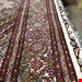  اندازه جفت 6 متری 40 رج با پشم مرینوس پرویزیان (7لا) طرح گل 50 رج تک گره ترکی (تضمینی) رنگ متن کرم، حاشیه افسری و ترنج پیازی 13 متن رنگی 28 رنگ پشم و 3 رنگ ابریشم جدیدترین نقشه ماهی کمال الملک خوی رنگرزی شده توسط دستگاه اشلاپ فورس با پودر صیبای آلمانی تضمین کیفیت بافت همراه با قید در فاکتور         