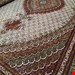  اندازه جفت 6 متری 40 رج با پشم مرینوس پرویزیان (7لا) طرح گل 50 رج تک گره ترکی (تضمینی) رنگ متن کرم، حاشیه افسری و ترنج پیازی 13 متن رنگی 28 رنگ پشم و 3 رنگ ابریشم جدیدترین نقشه ماهی کمال الملک خوی رنگرزی شده توسط دستگاه اشلاپ فورس با پودر صیبای آلمانی تضمین کیفیت بافت همراه با قید در فاکتور         