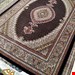  اندازه قالیچه 3 متری 40 رج با پشم مرینوس پرویزیان (7لا) طرح گل 50 رج تک گره ترکی (تضمینی) رنگ متن سرمه ای، حاشیه افسری و ترنج پیازی 11 متن رنگی 28 رنگ پشم و 3 رنگ ابریشم جدیدترین نقشه ماهی کمال الملک خوی رنگرزی شده توسط دستگاه اشلاپ فورس با پودر صیبای آلمانی تضمین کیفیت بافت همراه با قید در فاکتور            