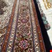  اندازه قالیچه 3 متری 40 رج با پشم مرینوس پرویزیان (7لا) طرح گل 50 رج تک گره ترکی (تضمینی) رنگ متن سرمه ای، حاشیه افسری و ترنج پیازی 11 متن رنگی 28 رنگ پشم و 3 رنگ ابریشم جدیدترین نقشه ماهی کمال الملک خوی رنگرزی شده توسط دستگاه اشلاپ فورس با پودر صیبای آلمانی تضمین کیفیت بافت همراه با قید در فاکتور              