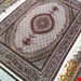  اندازه قالیچه 3 متری 40 رج با پشم مرینوس پرویزیان (7لا) طرح گل 50 رج تک گره ترکی (تضمینی) رنگ متن کرم، حاشیه افسری و ترنج پیازی 11 متن رنگی 28 رنگ پشم و 3 رنگ ابریشم جدیدترین نقشه ماهی کمال الملک خوی رنگرزی شده توسط دستگاه اشلاپ فورس با پودر صیبای آلمانی تضمین کیفیت بافت همراه با قید در فاکتور               