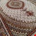  اندازه قالیچه 3 متری 40 رج با پشم مرینوس پرویزیان (7لا) طرح گل 50 رج تک گره ترکی (تضمینی) رنگ متن کرم، حاشیه افسری و ترنج پیازی 11 متن رنگی 28 رنگ پشم و 3 رنگ ابریشم جدیدترین نقشه ماهی کمال الملک خوی رنگرزی شده توسط دستگاه اشلاپ فورس با پودر صیبای آلمانی تضمین کیفیت بافت همراه با قید در فاکتور                 