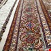  اندازه قالیچه 3 متری 40 رج با پشم مرینوس پرویزیان (7لا) طرح گل 50 رج تک گره ترکی (تضمینی) رنگ متن کرم، حاشیه افسری و ترنج پیازی 11 متن رنگی 28 رنگ پشم و 3 رنگ ابریشم جدیدترین نقشه ماهی کمال الملک خوی رنگرزی شده توسط دستگاه اشلاپ فورس با پودر صیبای آلمانی تضمین کیفیت بافت همراه با قید در فاکتور             