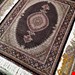  اندازه قالیچه 3 متری 40 رج با پشم مرینوس پرویزیان (7لا) طرح گل 50 رج تک گره ترکی (تضمینی) رنگ متن سرمه ای، حاشیه سرمه ای و ترنج پیازی 11 متن رنگی 28 رنگ پشم و 3 رنگ ابریشم جدیدترین نقشه ماهی کمال الملک خوی رنگرزی شده توسط دستگاه اشلاپ فورس با پودر صیبای آلمانی تضمین کیفیت بافت همراه با قید در فاکتور              