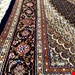  اندازه قالیچه 3 متری 40 رج با پشم مرینوس پرویزیان (7لا) طرح گل 50 رج تک گره ترکی (تضمینی) رنگ متن سرمه ای، حاشیه سرمه ای و ترنج پیازی 11 متن رنگی 28 رنگ پشم و 3 رنگ ابریشم جدیدترین نقشه ماهی کمال الملک خوی رنگرزی شده توسط دستگاه اشلاپ فورس با پودر صیبای آلمانی تضمین کیفیت بافت همراه با قید در فاکتور                 