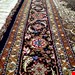  اندازه قالیچه 3 متری 40 رج با پشم مرینوس پرویزیان (7لا) طرح گل 50 رج تک گره ترکی (تضمینی) رنگ متن سرمه ای، حاشیه سرمه ای و ترنج پیازی 11 متن رنگی 28 رنگ پشم و 3 رنگ ابریشم جدیدترین نقشه ماهی کمال الملک خوی رنگرزی شده توسط دستگاه اشلاپ فورس با پودر صیبای آلمانی تضمین کیفیت بافت همراه با قید در فاکتور             