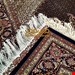  اندازه قالیچه 3 متری 40 رج با پشم مرینوس پرویزیان (7لا) طرح گل 50 رج تک گره ترکی (تضمینی) رنگ متن سرمه ای، حاشیه سرمه ای و ترنج پیازی 11 متن رنگی 28 رنگ پشم و 3 رنگ ابریشم جدیدترین نقشه ماهی کمال الملک خوی رنگرزی شده توسط دستگاه اشلاپ فورس با پودر صیبای آلمانی تضمین کیفیت بافت همراه با قید در فاکتور                         