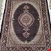  اندازه قالیچه 3 متری 40 رج با پشم مرینوس پرویزیان (7لا) طرح گل 50 رج تک گره ترکی (تضمینی) رنگ متن سرمه ای، حاشیه سرمه ای و ترنج پیازی 11 متن رنگی 28 رنگ پشم و 3 رنگ ابریشم جدیدترین نقشه ماهی کمال الملک خوی رنگرزی شده توسط دستگاه اشلاپ فورس با پودر صیبای آلمانی تضمین کیفیت بافت همراه با قید در فاکتور            
