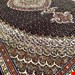  اندازه قالیچه 3 متری 40 رج با پشم مرینوس پرویزیان (7لا) طرح گل 50 رج تک گره ترکی (تضمینی) رنگ متن سرمه ای، حاشیه سرمه ای و ترنج پیازی 11 متن رنگی 28 رنگ پشم و 3 رنگ ابریشم جدیدترین نقشه ماهی کمال الملک خوی رنگرزی شده توسط دستگاه اشلاپ فورس با پودر صیبای آلمانی تضمین کیفیت بافت همراه با قید در فاکتور            