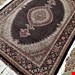  اندازه قالیچه 3 متری 40 رج با پشم مرینوس پرویزیان (7لا) طرح گل 50 رج تک گره ترکی (تضمینی) رنگ متن سرمه ای، حاشیه سرمه ای و ترنج پیازی 11 متن رنگی 28 رنگ پشم و 3 رنگ ابریشم جدیدترین نقشه ماهی کمال الملک خوی رنگرزی شده توسط دستگاه اشلاپ فورس با پودر صیبای آلمانی تضمین کیفیت بافت همراه با قید در فاکتور                