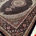  اندازه قالیچه 3 متری 40 رج با پشم مرینوس پرویزیان (7لا) طرح گل 50 رج تک گره ترکی (تضمینی) رنگ متن سرمه ای، حاشیه سرمه ای و ترنج پیازی 11 متن رنگی 28 رنگ پشم و 3 رنگ ابریشم جدیدترین نقشه ماهی کمال الملک خوی رنگرزی شده توسط دستگاه اشلاپ فورس با پودر صیبای آلمانی تضمین کیفیت بافت همراه با قید در فاکتور                