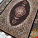  اندازه 1.5 متری 40 رج با پشم مرینوس پرویزیان (7لا) طرح گل 50 رج تک گره ترکی (تضمینی) رنگ متن سرمه ای، حاشیه افسری و ترنج پیازی 9 متن رنگی 28 رنگ پشم و 3 رنگ ابریشم جدیدترین نقشه ماهی کمال الملک خوی رنگرزی شده توسط دستگاه اشلاپ فورس با پودر صیبای آلمانی تضمین کیفیت بافت همراه با قید در فاکتور              