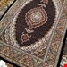  اندازه 1.5 متری 40 رج با پشم مرینوس پرویزیان (7لا) طرح گل 50 رج تک گره ترکی (تضمینی) رنگ متن سرمه ای، حاشیه افسری و ترنج پیازی 9 متن رنگی 28 رنگ پشم و 3 رنگ ابریشم جدیدترین نقشه ماهی کمال الملک خوی رنگرزی شده توسط دستگاه اشلاپ فورس با پودر صیبای آلمانی تضمین کیفیت بافت همراه با قید در فاکتور                   