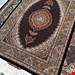  اندازه 1.5 متری 40 رج با پشم مرینوس پرویزیان (7لا) طرح گل 50 رج تک گره ترکی (تضمینی) رنگ متن سرمه ای، حاشیه افسری و ترنج پیازی 9 متن رنگی 28 رنگ پشم و 3 رنگ ابریشم جدیدترین نقشه ماهی کمال الملک خوی رنگرزی شده توسط دستگاه اشلاپ فورس با پودر صیبای آلمانی تضمین کیفیت بافت همراه با قید در فاکتور                