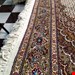  اندازه جفت قالیچه 3 متری 40 رج با پشم مرینوس پرویزیان (7لا) طرح گل 50 رج تک گره ترکی (تضمینی) رنگ متن  کرم، حاشیه افسری و ترنج پیازی 11 متن رنگی 28 رنگ پشم و 3 رنگ ابریشم جدیدترین نقشه ماهی کمال الملک خوی رنگرزی شده توسط دستگاه اشلاپ فورس با پودر صیبای آلمانی تضمین کیفیت بافت همراه با قید در فاکتور                        