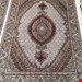  اندازه جفت قالیچه 3 متری 40 رج با پشم مرینوس پرویزیان (7لا) طرح گل 50 رج تک گره ترکی (تضمینی) رنگ متن  کرم، حاشیه افسری و ترنج پیازی 11 متن رنگی 28 رنگ پشم و 3 رنگ ابریشم جدیدترین نقشه ماهی کمال الملک خوی رنگرزی شده توسط دستگاه اشلاپ فورس با پودر صیبای آلمانی تضمین کیفیت بافت همراه با قید در فاکتور                        