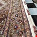  اندازه جفت قالیچه 3 متری 40 رج با پشم مرینوس پرویزیان (7لا) طرح گل 50 رج تک گره ترکی (تضمینی) رنگ متن  کرم، حاشیه افسری و ترنج پیازی 11 متن رنگی 28 رنگ پشم و 3 رنگ ابریشم جدیدترین نقشه ماهی کمال الملک خوی رنگرزی شده توسط دستگاه اشلاپ فورس با پودر صیبای آلمانی تضمین کیفیت بافت همراه با قید در فاکتور                         