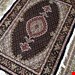  اندازه 1.5 متری 40 رج با پشم مرینوس پرویزیان (7لا) طرح گل 50 رج تک گره ترکی (تضمینی) رنگ متن سرمه ای، حاشیه سرمه ای و ترنج پیازی 9 متن رنگی 28 رنگ پشم و 3 رنگ ابریشم جدیدترین نقشه ماهی کمال الملک خوی رنگرزی شده توسط دستگاه اشلاپ فورس با پودر صیبای آلمانی تضمین کیفیت بافت همراه با قید در فاکتور                   