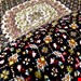  اندازه 1.5 متری 40 رج با پشم مرینوس پرویزیان (7لا) طرح گل 50 رج تک گره ترکی (تضمینی) رنگ متن سرمه ای، حاشیه سرمه ای و ترنج پیازی 9 متن رنگی 28 رنگ پشم و 3 رنگ ابریشم جدیدترین نقشه ماهی کمال الملک خوی رنگرزی شده توسط دستگاه اشلاپ فورس با پودر صیبای آلمانی تضمین کیفیت بافت همراه با قید در فاکتور                     