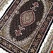  اندازه 1.5 متری 40 رج با پشم مرینوس پرویزیان (7لا) طرح گل 50 رج تک گره ترکی (تضمینی) رنگ متن سرمه ای، حاشیه سرمه ای و ترنج پیازی 9 متن رنگی 28 رنگ پشم و 3 رنگ ابریشم جدیدترین نقشه ماهی کمال الملک خوی رنگرزی شده توسط دستگاه اشلاپ فورس با پودر صیبای آلمانی تضمین کیفیت بافت همراه با قید در فاکتور                      