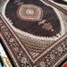  اندازه جفت 9 متری 40 رج با پشم مرینوس پرویزیان (7لا) طرح گل 50 رج تک گره ترکی (تضمینی) رنگ متن  سرمه ای، حاشیه افسری و ترنج پیازی 17 متن رنگی 28 رنگ پشم و 3 رنگ ابریشم جدیدترین نقشه ماهی کمال الملک خوی رنگرزی شده توسط دستگاه اشلاپ فورس با پودر صیبای آلمانی تضمین کیفیت بافت همراه با قید در فاکتو                  