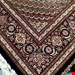  اندازه جفت 9 متری 40 رج با پشم مرینوس پرویزیان (7لا) طرح گل 50 رج تک گره ترکی (تضمینی) رنگ متن  سرمه ای، حاشیه افسری و ترنج پیازی 17 متن رنگی 28 رنگ پشم و 3 رنگ ابریشم جدیدترین نقشه ماهی کمال الملک خوی رنگرزی شده توسط دستگاه اشلاپ فورس با پودر صیبای آلمانی تضمین کیفیت بافت همراه با قید در فاکتو                 