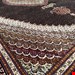  اندازه جفت 9 متری 40 رج با پشم مرینوس پرویزیان (7لا) طرح گل 50 رج تک گره ترکی (تضمینی) رنگ متن  سرمه ای، حاشیه افسری و ترنج پیازی 17 متن رنگی 28 رنگ پشم و 3 رنگ ابریشم جدیدترین نقشه ماهی کمال الملک خوی رنگرزی شده توسط دستگاه اشلاپ فورس با پودر صیبای آلمانی تضمین کیفیت بافت همراه با قید در فاکتو                  