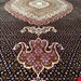  اندازه جفت 9 متری 40 رج با پشم مرینوس پرویزیان (7لا) طرح گل 50 رج تک گره ترکی (تضمینی) رنگ متن  سرمه ای، حاشیه افسری و ترنج پیازی 17 متن رنگی 28 رنگ پشم و 3 رنگ ابریشم جدیدترین نقشه ماهی کمال الملک خوی رنگرزی شده توسط دستگاه اشلاپ فورس با پودر صیبای آلمانی تضمین کیفیت بافت همراه با قید در فاکتو                 