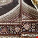  اندازه جفت 9 متری 40 رج با پشم مرینوس پرویزیان (7لا) طرح گل 50 رج تک گره ترکی (تضمینی) رنگ متن  سرمه ای، حاشیه افسری و ترنج پیازی 17 متن رنگی 28 رنگ پشم و 3 رنگ ابریشم جدیدترین نقشه ماهی کمال الملک خوی رنگرزی شده توسط دستگاه اشلاپ فورس با پودر صیبای آلمانی تضمین کیفیت بافت همراه با قید در فاکتو                 