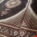  اندازه جفت 9 متری 40 رج با پشم مرینوس پرویزیان (7لا) طرح گل 50 رج تک گره ترکی (تضمینی) رنگ متن  سرمه ای، حاشیه افسری و ترنج پیازی 17 متن رنگی 28 رنگ پشم و 3 رنگ ابریشم جدیدترین نقشه ماهی کمال الملک خوی رنگرزی شده توسط دستگاه اشلاپ فورس با پودر صیبای آلمانی تضمین کیفیت بافت همراه با قید در فاکتو                 