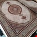  اندازه جفت 9 متری 40 رج با پشم مرینوس پرویزیان (7لا) طرح گل 50 رج تک گره ترکی (تضمینی) رنگ متن کرم، حاشیه افسری و ترنج پیازی 17 متن رنگی 28 رنگ پشم و 3 رنگ ابریشم جدیدترین نقشه ماهی کمال الملک خوی رنگرزی شده توسط دستگاه اشلاپ فورس با پودر صیبای آلمانی تضمین کیفیت بافت همراه با قید در فاکتو                   