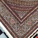  اندازه جفت 9 متری 40 رج با پشم مرینوس پرویزیان (7لا) طرح گل 50 رج تک گره ترکی (تضمینی) رنگ متن  کرم، حاشیه افسری و ترنج پیازی 17 متن رنگی 28 رنگ پشم و 3 رنگ ابریشم جدیدترین نقشه ماهی کمال الملک خوی رنگرزی شده توسط دستگاه اشلاپ فورس با پودر صیبای آلمانی تضمین کیفیت بافت همراه با قید در فاکتو                 