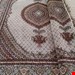  اندازه جفت 9 متری 40 رج با پشم مرینوس پرویزیان (7لا) طرح گل 50 رج تک گره ترکی (تضمینی) رنگ متن  کرم، حاشیه افسری و ترنج پیازی 17 متن رنگی 28 رنگ پشم و 3 رنگ ابریشم جدیدترین نقشه ماهی کمال الملک خوی رنگرزی شده توسط دستگاه اشلاپ فورس با پودر صیبای آلمانی تضمین کیفیت بافت همراه با قید در فاکتو                   