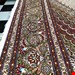  اندازه جفت 9 متری 40 رج با پشم مرینوس پرویزیان (7لا) طرح گل 50 رج تک گره ترکی (تضمینی) رنگ متن کرم، حاشیه افسری و ترنج پیازی 17 متن رنگی 28 رنگ پشم و 3 رنگ ابریشم جدیدترین نقشه ماهی کمال الملک خوی رنگرزی شده توسط دستگاه اشلاپ فورس با پودر صیبای آلمانی تضمین کیفیت بافت همراه با قید در فاکتو                    