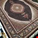  اندازه جفت 9 متری 40 رج با پشم مرینوس پرویزیان (7لا) طرح گل 50 رج تک گره ترکی (تضمینی) رنگ متن  سرمه ای، حاشیه افسری و ترنج پیازی 17 متن رنگی 28 رنگ پشم و 3 رنگ ابریشم جدیدترین نقشه ماهی کمال الملک خوی رنگرزی شده توسط دستگاه اشلاپ فورس با پودر صیبای آلمانی تضمین کیفیت بافت همراه با قید در فاکتو                 