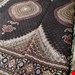  اندازه جفت 9 متری 40 رج با پشم مرینوس پرویزیان (7لا) طرح گل 50 رج تک گره ترکی (تضمینی) رنگ متن  سرمه ای، حاشیه افسری و ترنج پیازی 17 متن رنگی 28 رنگ پشم و 3 رنگ ابریشم جدیدترین نقشه ماهی کمال الملک خوی رنگرزی شده توسط دستگاه اشلاپ فورس با پودر صیبای آلمانی تضمین کیفیت بافت همراه با قید در فاکتو                  