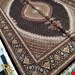  اندازه جفت 9 متری 40 رج با پشم مرینوس پرویزیان (7لا) طرح گل 50 رج تک گره ترکی (تضمینی) رنگ متن  سرمه ای، حاشیه افسری و ترنج پیازی 17 متن رنگی 28 رنگ پشم و 3 رنگ ابریشم جدیدترین نقشه ماهی کمال الملک خوی رنگرزی شده توسط دستگاه اشلاپ فورس با پودر صیبای آلمانی تضمین کیفیت بافت همراه با قید در فاکتو                   