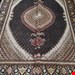  اندازه جفت 9 متری 40 رج با پشم مرینوس پرویزیان (7لا) طرح گل 50 رج تک گره ترکی (تضمینی) رنگ متن  سرمه ای، حاشیه افسری و ترنج پیازی 17 متن رنگی 28 رنگ پشم و 3 رنگ ابریشم جدیدترین نقشه ماهی کمال الملک خوی رنگرزی شده توسط دستگاه اشلاپ فورس با پودر صیبای آلمانی تضمین کیفیت بافت همراه با قید در فاکتو                   