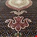  اندازه جفت 6 متری 40 رج با پشم مرینوس پرویزیان (7لا) طرح گل 50 رج تک گره ترکی (تضمینی) رنگ متن سرمه ای، حاشیه سرمه ای و ترنج پیازی 15 متن رنگی 28 رنگ پشم و 3 رنگ ابریشم جدیدترین نقشه ماهی کمال الملک خوی رنگرزی شده توسط دستگاه اشلاپ فورس با پودر صیبای آلمانی تضمین کیفیت بافت همراه با قید در فاکتور              