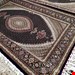  اندازه جفت 6 متری 40 رج با پشم مرینوس پرویزیان (7لا) طرح گل 50 رج تک گره ترکی (تضمینی) رنگ متن سرمه ای، حاشیه سرمه ای و ترنج پیازی 15 متن رنگی 28 رنگ پشم و 3 رنگ ابریشم جدیدترین نقشه ماهی کمال الملک خوی رنگرزی شده توسط دستگاه اشلاپ فورس با پودر صیبای آلمانی تضمین کیفیت بافت همراه با قید در فاکتور              