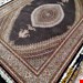  اندازه تک 9 متری 40 رج با پشم مرینوس پرویزیان (7لا) طرح گل 50 رج تک گره ترکی (تضمینی) رنگ متن  سرمه ای، حاشیه افسری و ترنج کرم 17 متن رنگی 28 رنگ پشم و 3 رنگ ابریشم جدیدترین نقشه ماهی کمال الملک خوی رنگرزی شده توسط دستگاه اشلاپ فورس با پودر صیبای آلمانی تضمین کیفیت بافت همراه با قید در فاکتور                      