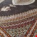  اندازه تک 9 متری 40 رج با پشم مرینوس پرویزیان (7لا) طرح گل 50 رج تک گره ترکی (تضمینی) رنگ متن  سرمه ای، حاشیه افسری و ترنج کرم 17 متن رنگی 28 رنگ پشم و 3 رنگ ابریشم جدیدترین نقشه ماهی کمال الملک خوی رنگرزی شده توسط دستگاه اشلاپ فورس با پودر صیبای آلمانی تضمین کیفیت بافت همراه با قید در فاکتور                      