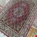  اندازه پادری 0.5 متری 50 رج با پشم مرینوس پرویزیان (4لا)  تک گره ترکی (تضمینی) رنگ متن  پیازی، حاشیه افسری و ترنج پیازی 5 متن رنگی 28 رنگ پشم و 3 رنگ ابریشم جدیدترین نقشه ماهی کمال الملک خوی رنگرزی شده توسط دستگاه اشلاپ فورس با پودر صیبای آلمانی تضمین کیفیت بافت همراه با قید در فاکتور                          