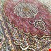  اندازه پادری 0.5 متری 50 رج با پشم مرینوس پرویزیان (4لا)  تک گره ترکی (تضمینی) رنگ متن  پیازی، حاشیه افسری و ترنج پیازی 5 متن رنگی 28 رنگ پشم و 3 رنگ ابریشم جدیدترین نقشه ماهی کمال الملک خوی رنگرزی شده توسط دستگاه اشلاپ فورس با پودر صیبای آلمانی تضمین کیفیت بافت همراه با قید در فاکتور                          