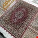  اندازه پادری 0.5 متری 50 رج با پشم مرینوس پرویزیان (4لا)  تک گره ترکی (تضمینی) رنگ متن  پیازی، حاشیه افسری و ترنج پیازی 5 متن رنگی 28 رنگ پشم و 3 رنگ ابریشم جدیدترین نقشه ماهی کمال الملک خوی رنگرزی شده توسط دستگاه اشلاپ فورس با پودر صیبای آلمانی تضمین کیفیت بافت همراه با قید در فاکتور                          