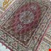  اندازه پادری 0.5 متری 50 رج با پشم مرینوس پرویزیان (4لا)  تک گره ترکی (تضمینی) رنگ متن  پیازی، حاشیه افسری و ترنج پیازی 5 متن رنگی 28 رنگ پشم و 3 رنگ ابریشم جدیدترین نقشه ماهی کمال الملک خوی رنگرزی شده توسط دستگاه اشلاپ فورس با پودر صیبای آلمانی تضمین کیفیت بافت همراه با قید در فاکتور                           